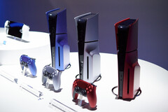索尼新款 Playstation 5 的设计，包括手柄。(图片：Andreas Sebayang/Notebookcheck.com）