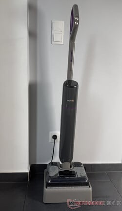 Eureka FloorShine 830 停靠在充电和自清洁站上。
