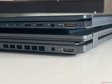 Zenbook Duo OLED（下）与 Zenbook 14 OLED（上）