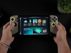 运行全新 Windows 11 Xbox 全屏体验界面的微星 Claw 8 AI 掌上游戏电脑,屏幕上显示 Game Pass 库。(ETA PRIME via YouTube)