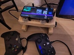 谷歌 Pixel 8 变身游戏机模拟底座