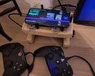 谷歌 Pixel 8 变身游戏机模拟底座