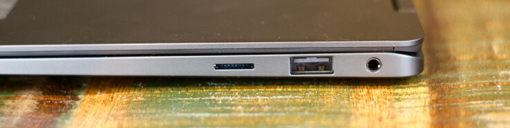 microSD读卡器；USB Type-A（3.2），3.5毫米耳机插孔