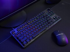 桌面上的 Turtle Beach Vulcan II TKL 键盘和 Burst II Pro 无线游戏鼠标（图片来源：Turtle Beach PR）