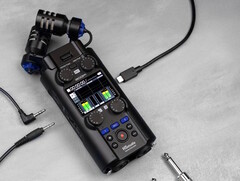 Zoom 推出 H5studio Handy Recorder，配备大型麦克风，可在拍摄现场采集高质量音频录音。(图片来源：Zoom）