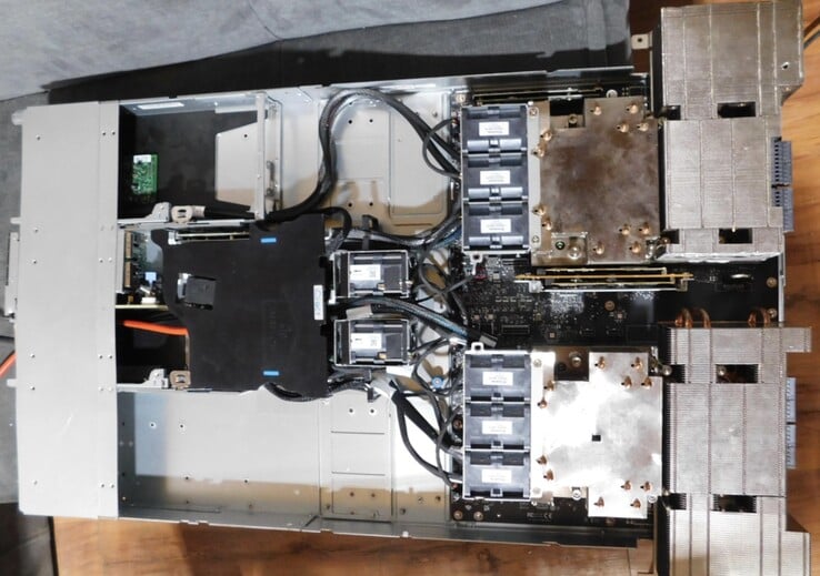 由 Nvidia GH200 Grace-Hopper 驱动的人工智能服务器在售出时,日子已经好过了许多。(图片来源:Reddit)