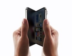 Apple iPhone Duo 显然还是没能彻底解决“折痕问题”。