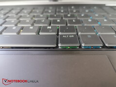 每键RGB照明。他们的键盘可能非常容易受到碎屑和灰尘的影响。