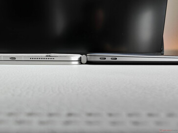 iPad Pro 11 2025 M5 和 Magic Keyboard（左）与Apple MacBook Air M1（右）