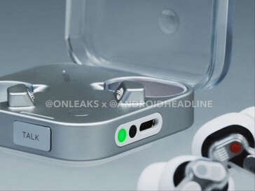 银色外壳中白色 Nothing Ear (3) 的侧视图，显示 USB 端口。(图片来源：Android Headlines）