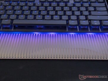 RGB灯光透过磨砂硅胶鼠标垫照射出来。