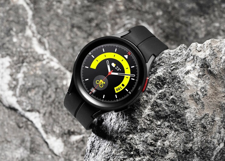 Galaxy Watch5 Pro上的专业模拟手表面。(图片来源: 三星)