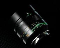 第二代 7Artisans 75mm f/1.25 镜头采用夜光字体。(图片来源：7Artisans）