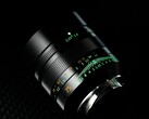 第二代 7Artisans 75mm f/1.25 镜头采用夜光字体。(图片来源：7Artisans）