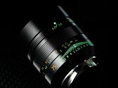 第二代 7Artisans 75mm f/1.25 镜头采用夜光字体。(图片来源：7Artisans）