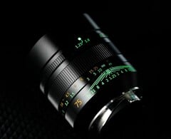 第二代 7Artisans 75mm f/1.25 镜头采用夜光字体。(图片来源：7Artisans）
