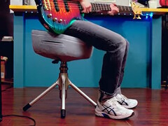 Cooler Master 的 Throne X 凳子可随音乐节拍或内部节拍器振动，增强音乐沉浸感。(图片来源：Cooler Master）