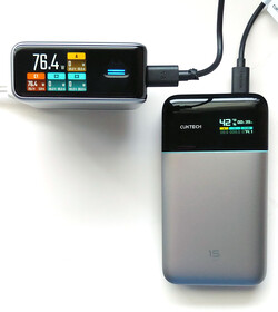 Cuktech 10 Ultra 为 Cuktech 15 Air 移动电源快速充电。