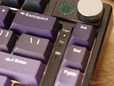 指示灯显示大写锁定、滚动锁定和电池电量通知。 