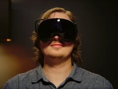 图中显示一名玩家正在佩戴 Steam Frame VR 头显