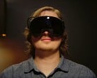 图中显示一名玩家正在佩戴 Steam Frame VR 头显