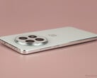 我们去年评测 OnePlus 13 时，认为它在某种程度上掀起了一场 "电池革命"。(图片来源：Notebookcheck）