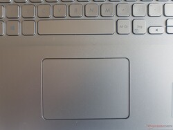 华硕VivoBook 17：精确的点击板尺寸为10.5 x 7.4毫米（约4.1 x 2.9英寸）。
