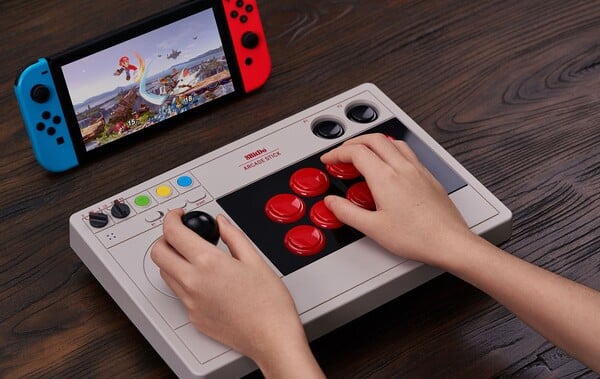 连接任天堂 Switch 的 8BitDo Arcade Stick。(图片来源：8BitDo）