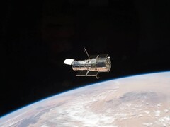 哈勃太空望远镜在地球轨道上的图像（图片来源：美国国家航空航天局；已裁剪）