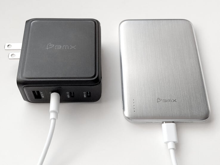 BMX GaNSTA 140W USB 充电器和 BMX SolidSafe Air 移动电源。