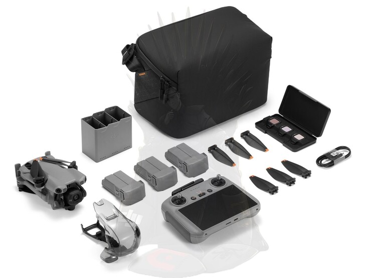 大疆迷你 5 Pro 多飞组合与大疆 RC2。(图片来源：@quadro-news）
