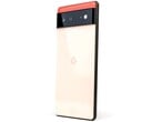 Google Pixel 6 的背面视图，显示了 G 标志和黑色摄像头条