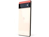 Google Pixel 6 的背面视图，显示了 G 标志和黑色摄像头条