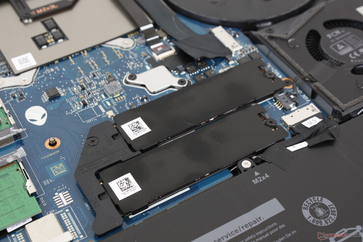 双1TB三星PM9A1 PCIe4 x4 NVMe SSD在RAID 0中的持续连续读取率超过13000 MB/s。两个驱动器都有一个标准的散热器，以帮助冷却。