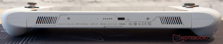 底部：用于连接键盘、USB C 3.2（带供电）和 DisplayPort 的插针