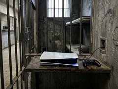 牢房中展示的 PS5 控制台