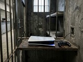 牢房中展示的 PS5 控制台