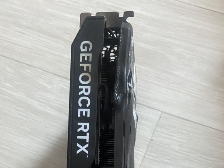 EmTek StormX Dual RTX 4060 Ti GPU 的熔化背板俯视图。(图片来源：Quasar Zone 上的 user_634494）
