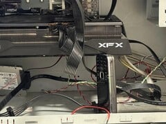 一位 Reddit 用户用旧版诺基亚 6124 Classic 支起了他电脑中的显卡。(图片来源:u/bulochklem via Reddit)