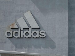 公司墙上的阿迪达斯标志（图片来源：H&amp;amp;CO/Pexels）