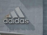 公司墙上的阿迪达斯标志（图片来源：H&amp;CO/Pexels）