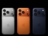 三款Apple iPhone 17 Pro，银色、橙色和深蓝色外观（图片来源：Apple)
