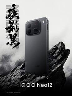采用 Swift Shadow Black 配色的 iQOO