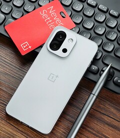 OnePlus 13T 是几款在中国上市但未在全球上市的高端紧凑型手机之一。(图片来源：飞兔微博）