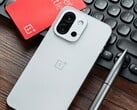 OnePlus 13T 是几款在中国上市但未在全球上市的高端紧凑型手机之一。(图片来源：飞兔微博）