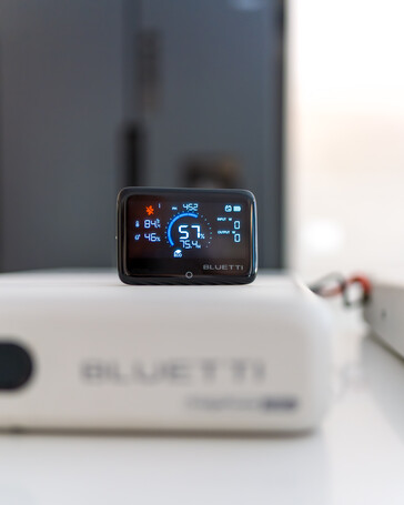 Bluetti 还提供可选的 Display 1 磁性屏幕 