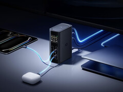 Spacemate RD1 内置 GaN 电源。图示：展示该扩展坞为多台设备充电的宣传图片。