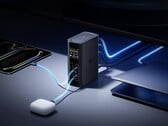 Spacemate RD1 内置 GaN 电源。图示：展示该扩展坞为多台设备充电的宣传图片。