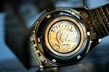 ……与 Hodinkee 的日语版相比。
