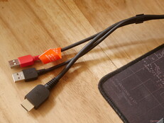 汇昂 Kamvas 16 Gen 3 3 合 1 电缆配有电缆梳，可保持整洁